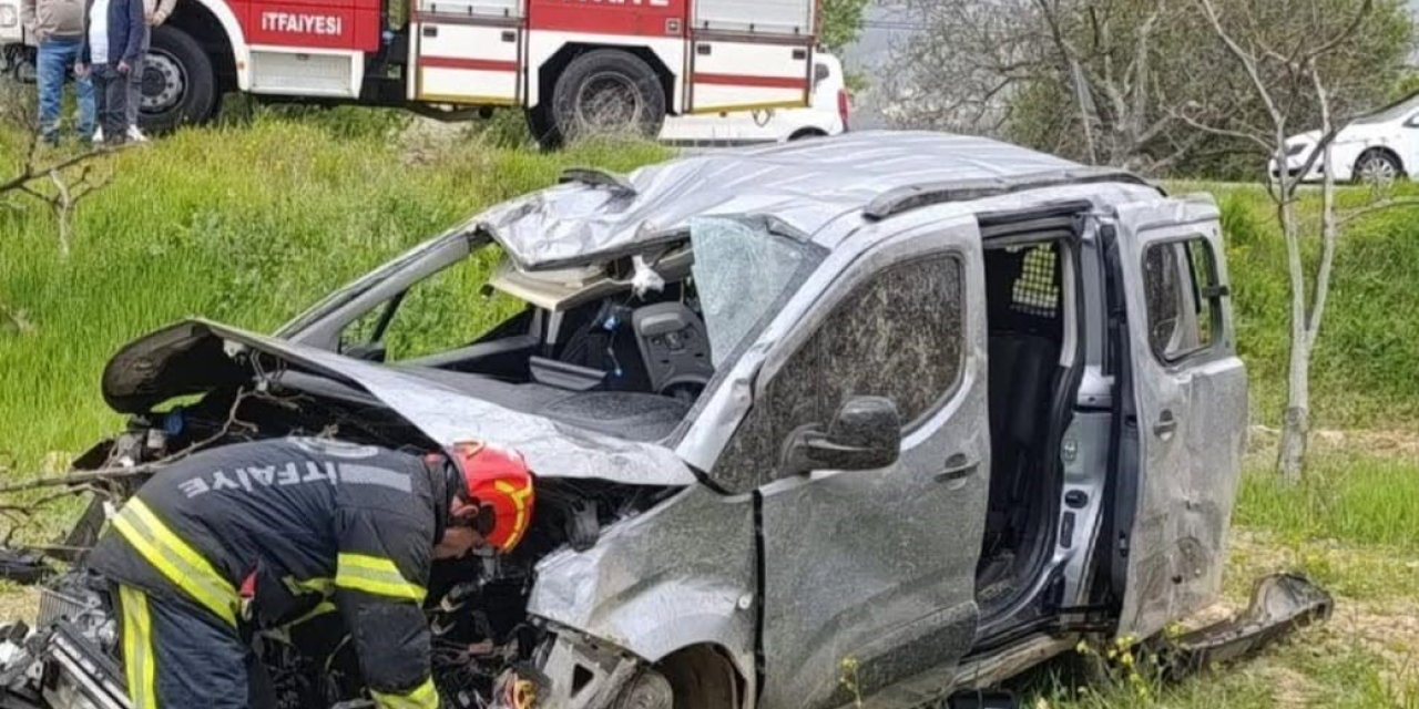 Kontrolden çıkan otomobil tarlaya girdi; 4 yaralı