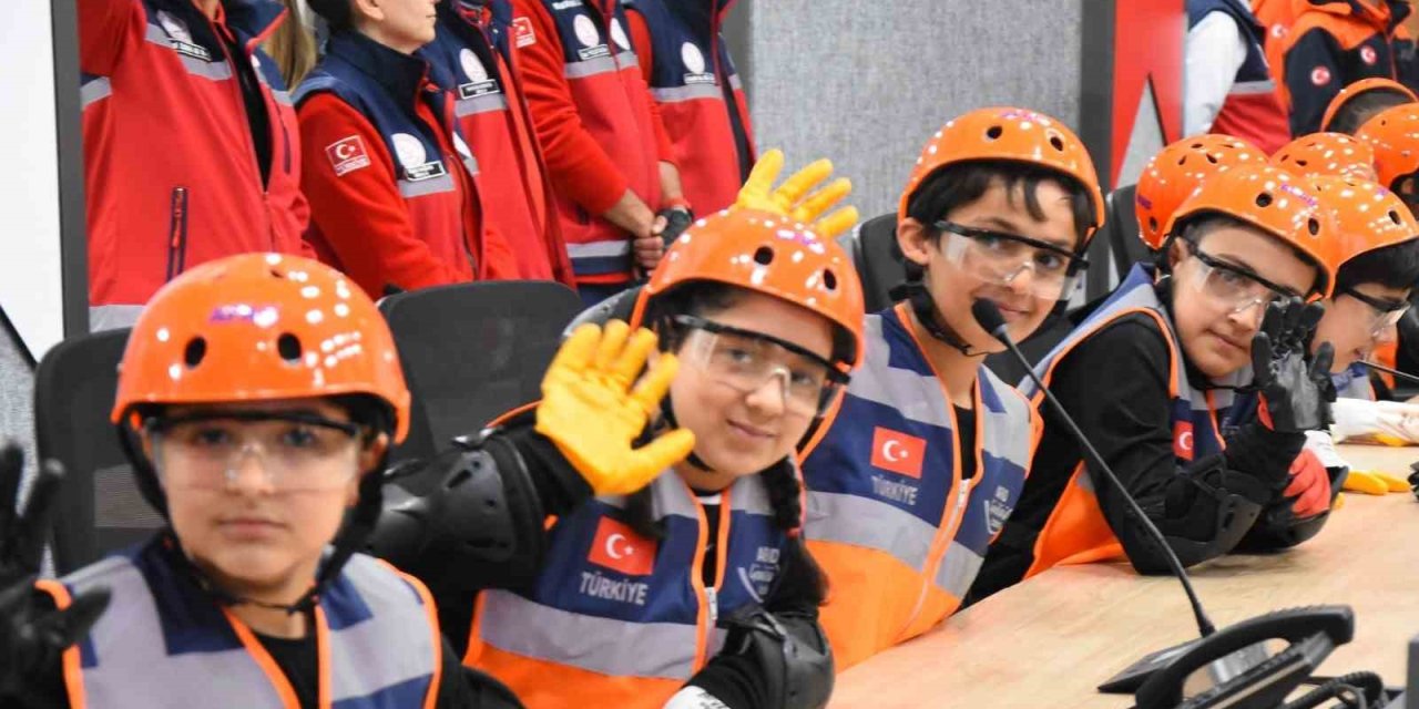 İzmir’de çocuklar 23 Nisan etkinliklerinde kriz yönetiminin başına geçti