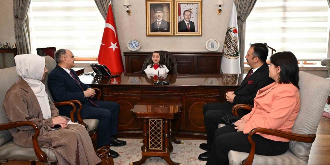 Manisa’da Valilik makamı minik Mehlika’ya emanet