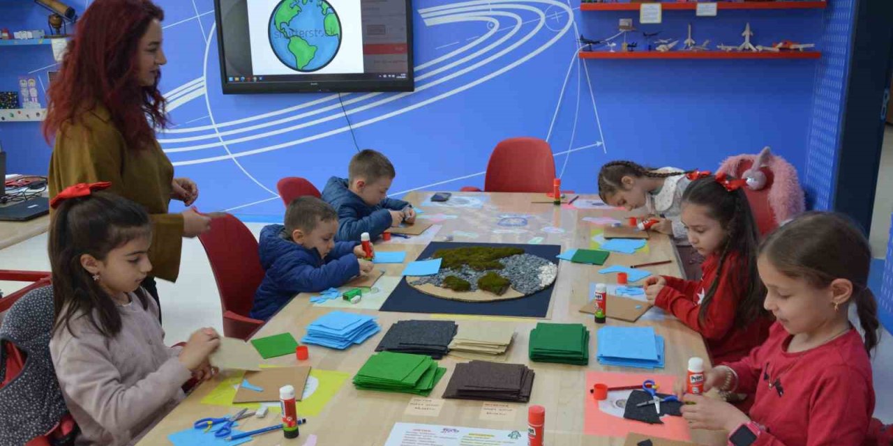 Demirci’de çocuklar bayramı bilimle kutladı