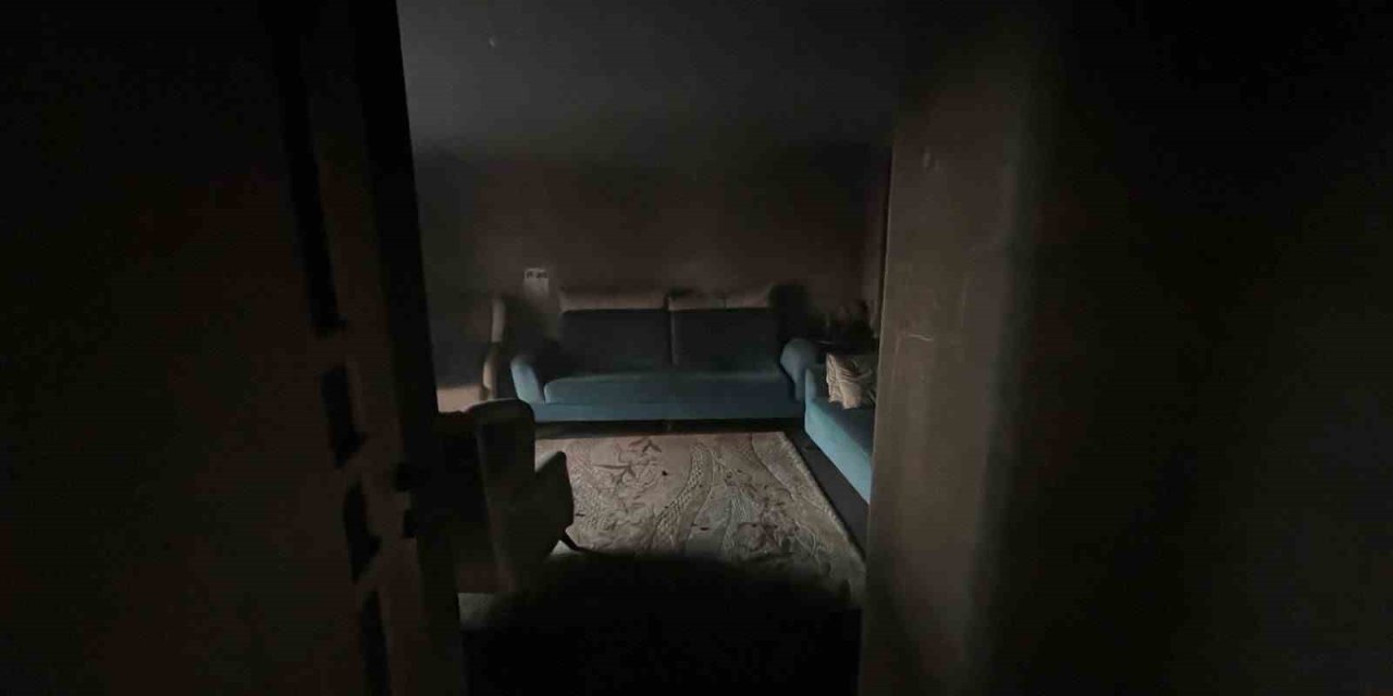 Evini ateşe verdi, kaçarken yakalandı