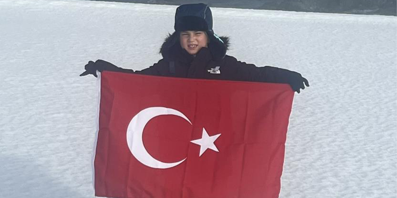 7 yaşındaki Pars, Güney Kutbu’nda Türk bayrağı açtı