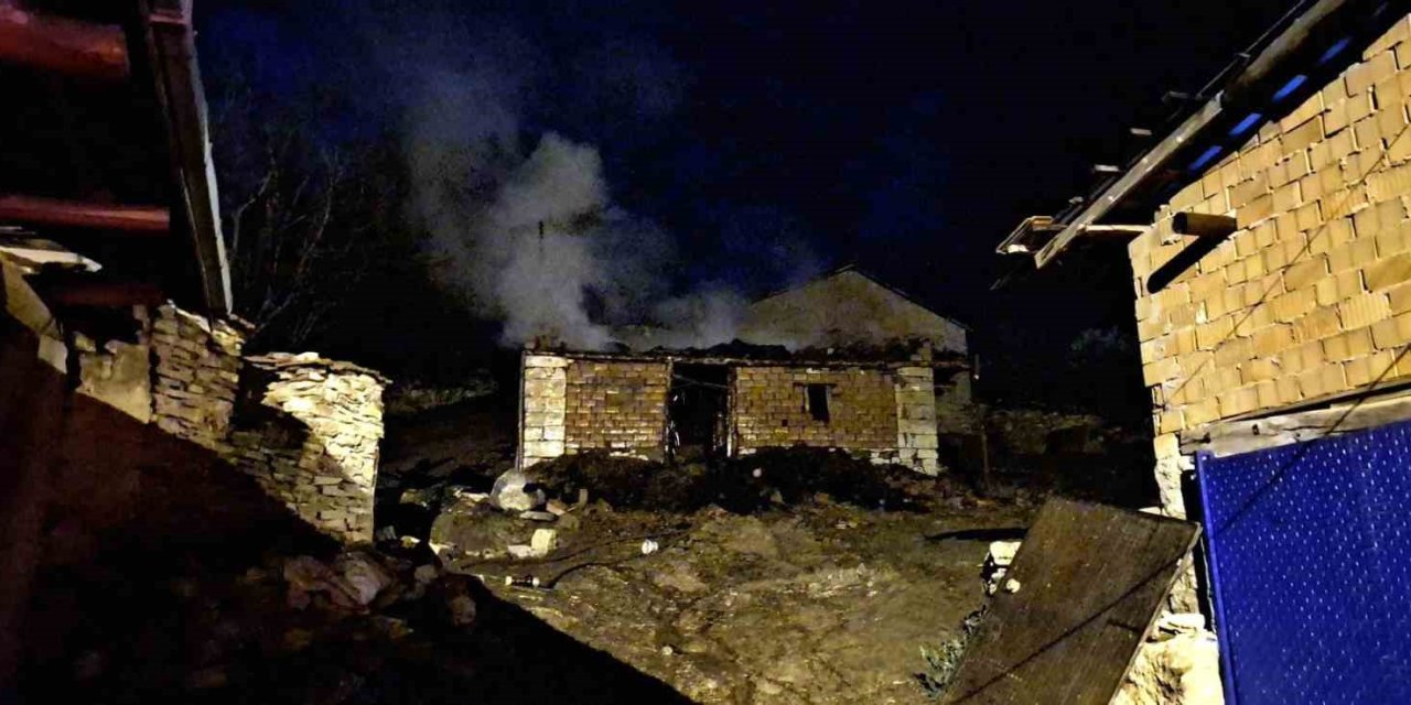 Emet’te samanlık ve ahır yangını korkuttu