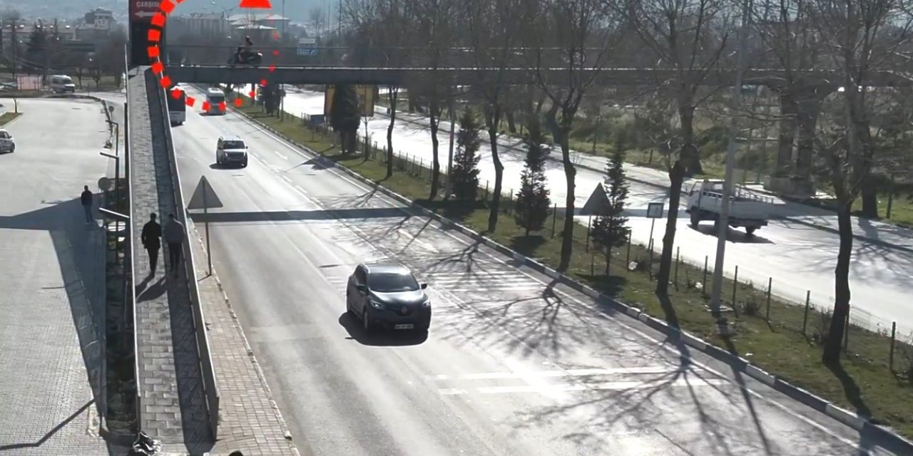 Kütahya İl Emniyet Müdürlüğü’nden motosiklet sürücülerine yaya üst geçidi uyarısı