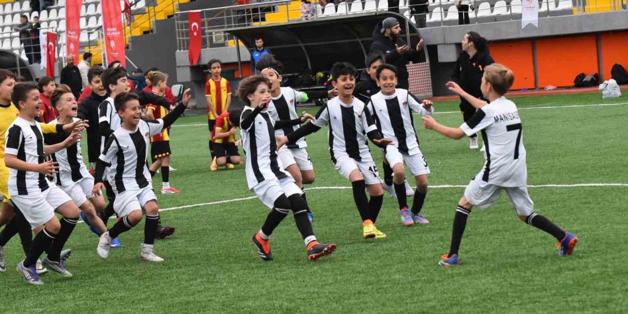 Yunusemre’de 23 Nisan coşkusu yeşil sahada yaşandı