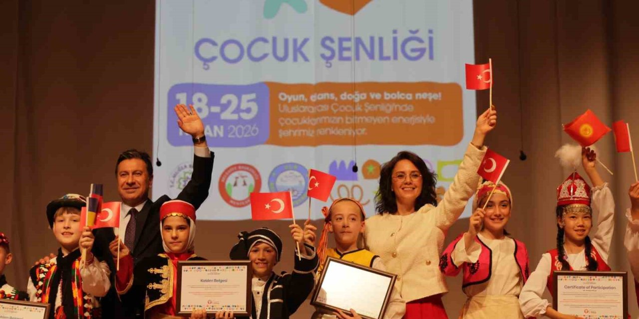 Dünyanın dört bir yanından gelen çocuklar Menteşe sahnesinde dans etti