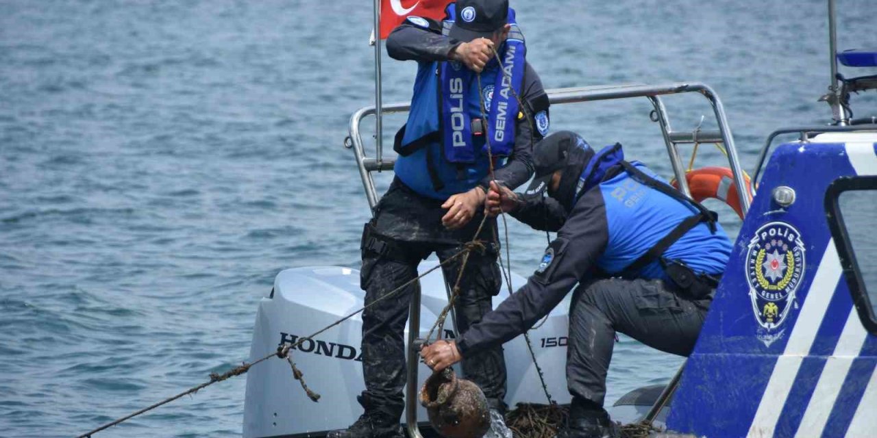 İzmir’de deniz ekosistemini tehdit eden kaçak ahtapot tuzakları imha edildi