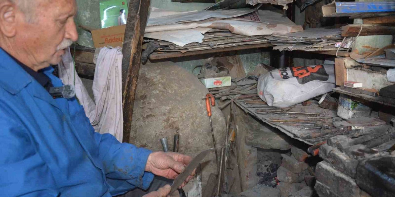 Manisa’nın 64 yıllık çelik bileği Orhan usta yarım asırdır örs başında