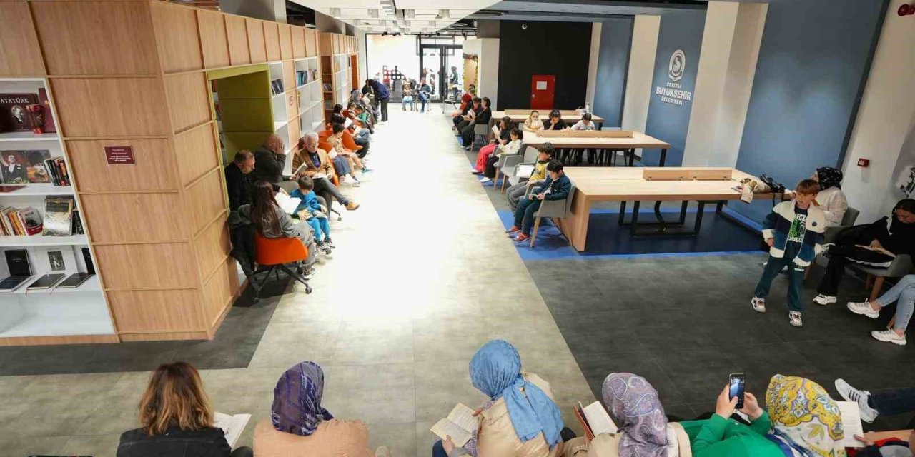 Denizli’de çocuklar "Telefonu Bırak, Kitaba Sarıl" çağrısına kulak veriyor