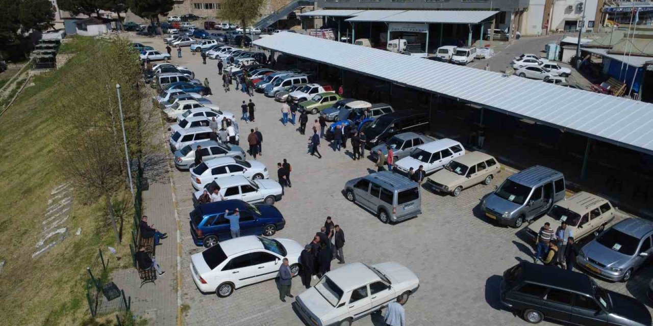 Demirci 2. El Oto Pazarı kapılarını açtı