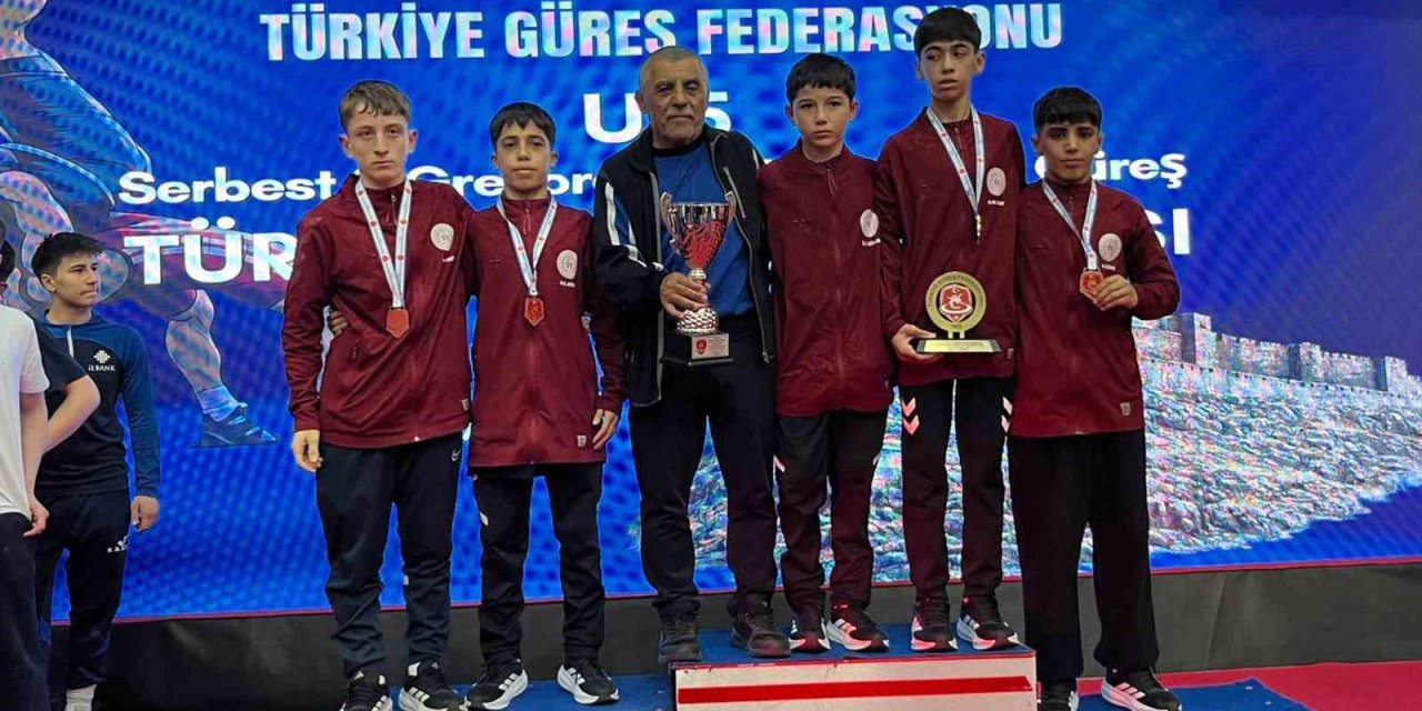 Muğla’lı U15 grekoromen güreş takımı, Türkiye ikincisi oldu