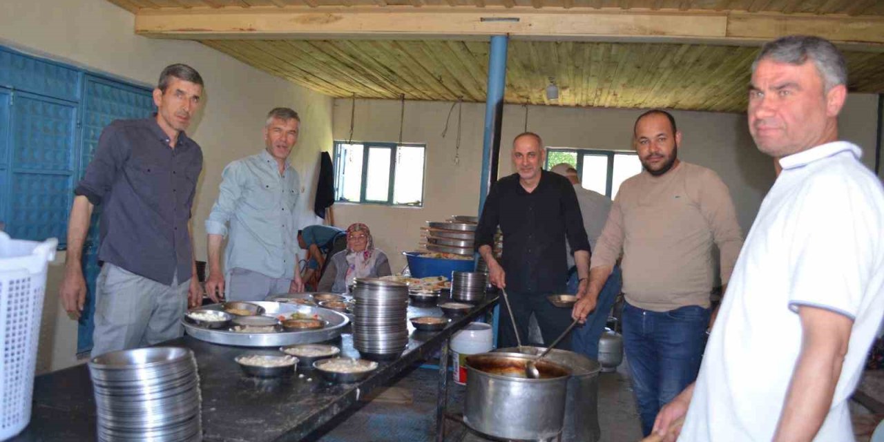 Gördes’te geleneksel köy hayrına yoğun katılım