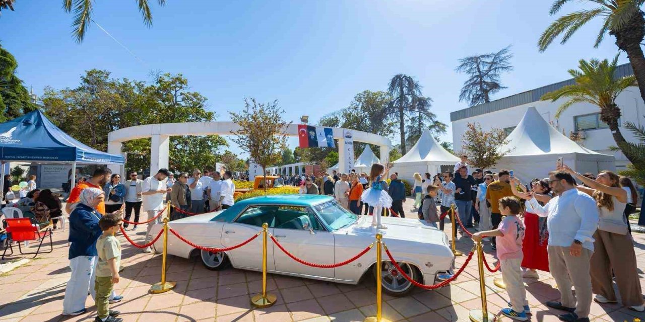 Klasik Otomobil Sergisi ziyaretçilerini zaman yolculuğuna çıkardı