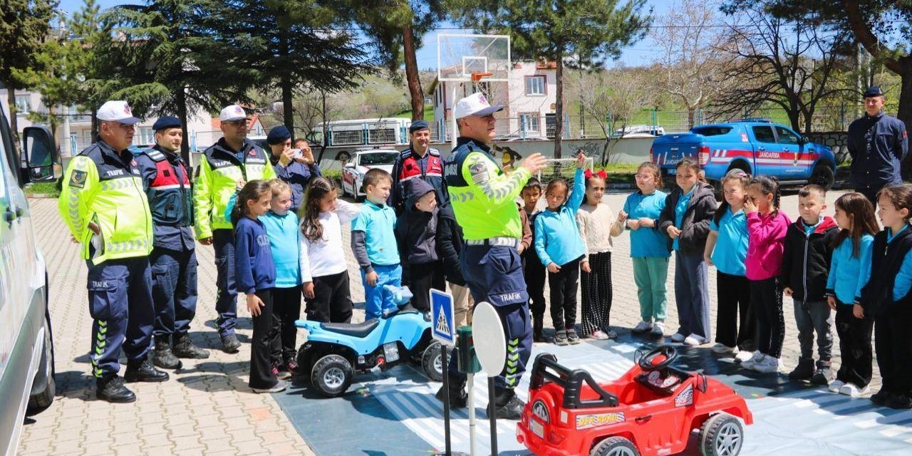 Simav’da öğrencilere trafik eğitimi