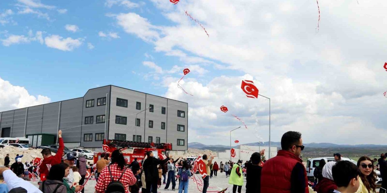 Kütahya OSB’de uçurtmalar gökyüzünü renklendirdi