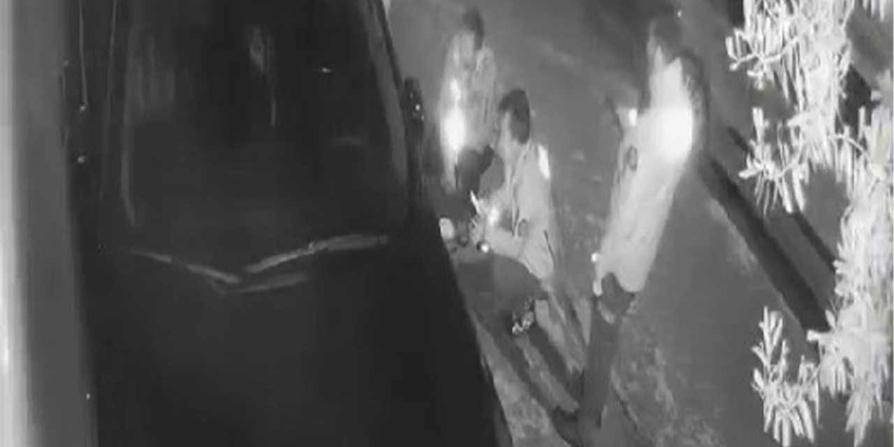 Otomobilden atılan kadın hastaneye kaldırıldı