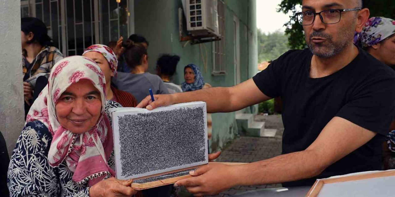 Köyceğiz’de 98 üreticiye İpekböceği larvası dağıtıldı