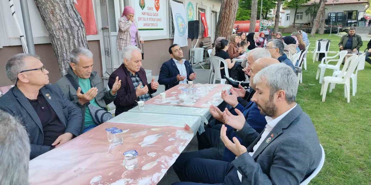 Akhisar’da şehit aileleri ve gazilerden duygu dolu buluşma