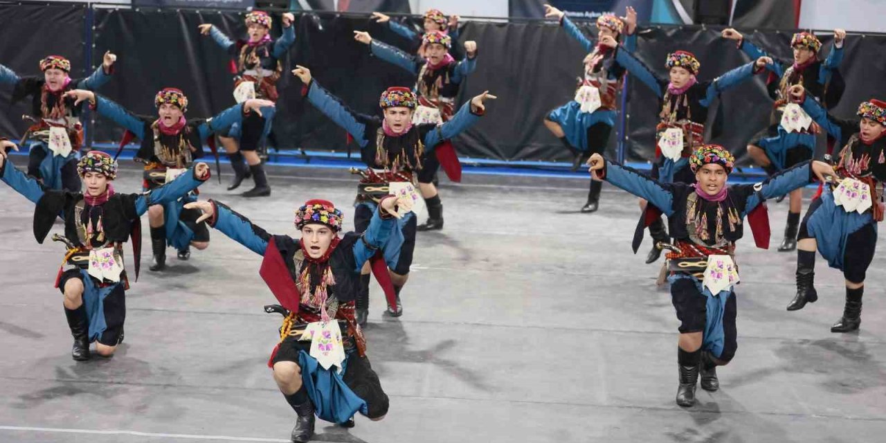 Halk oyunları şöleni Buldan’da izleyenleri mest etti