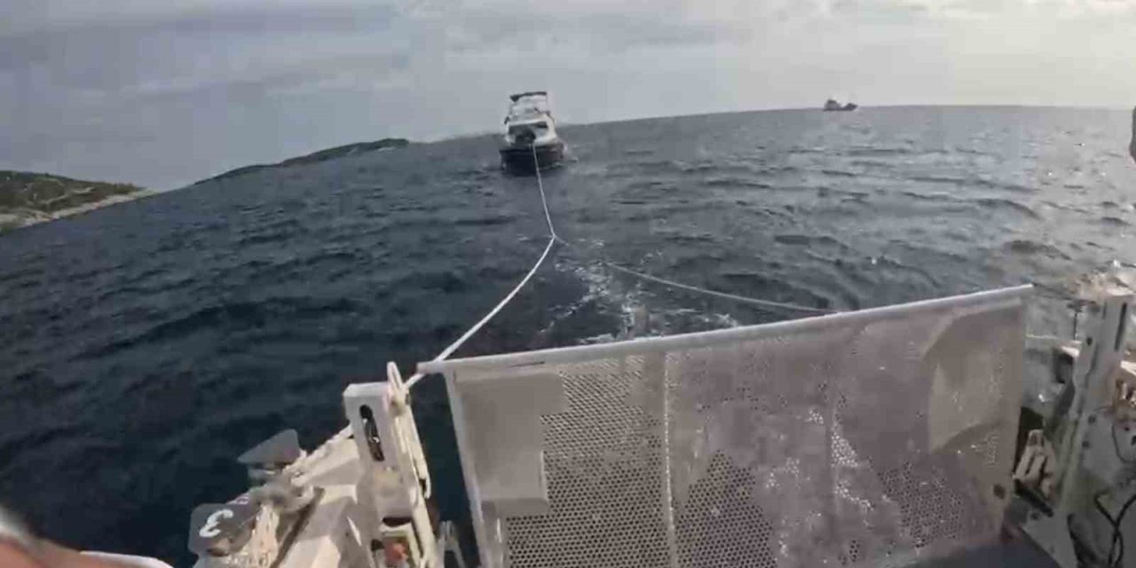 Motor arızasıyla sürüklenen teknedeki iki kişi kurtarıldı