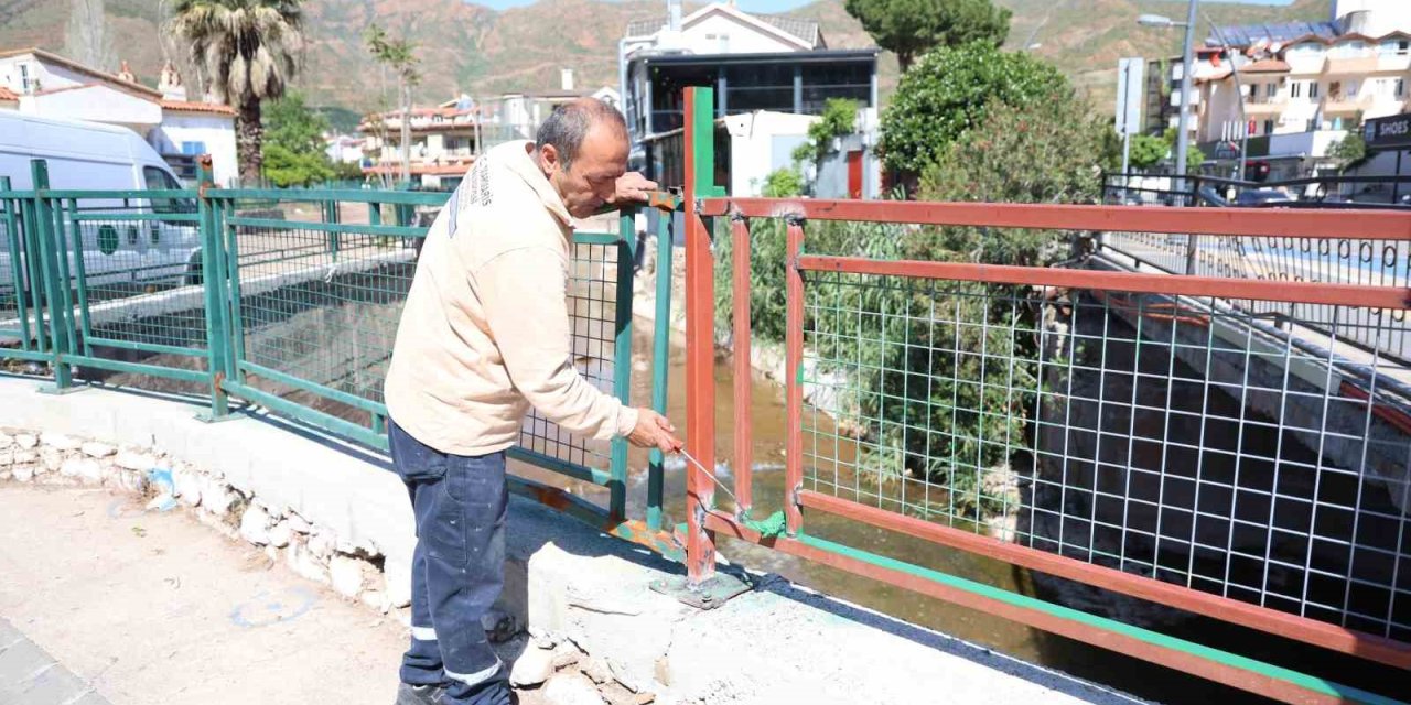 İçmeler’de korkuluklar yenileniyor