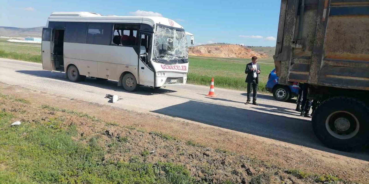 Midibüsün kamyona arkadan çarptığı kazada 3 kişi yaralandı