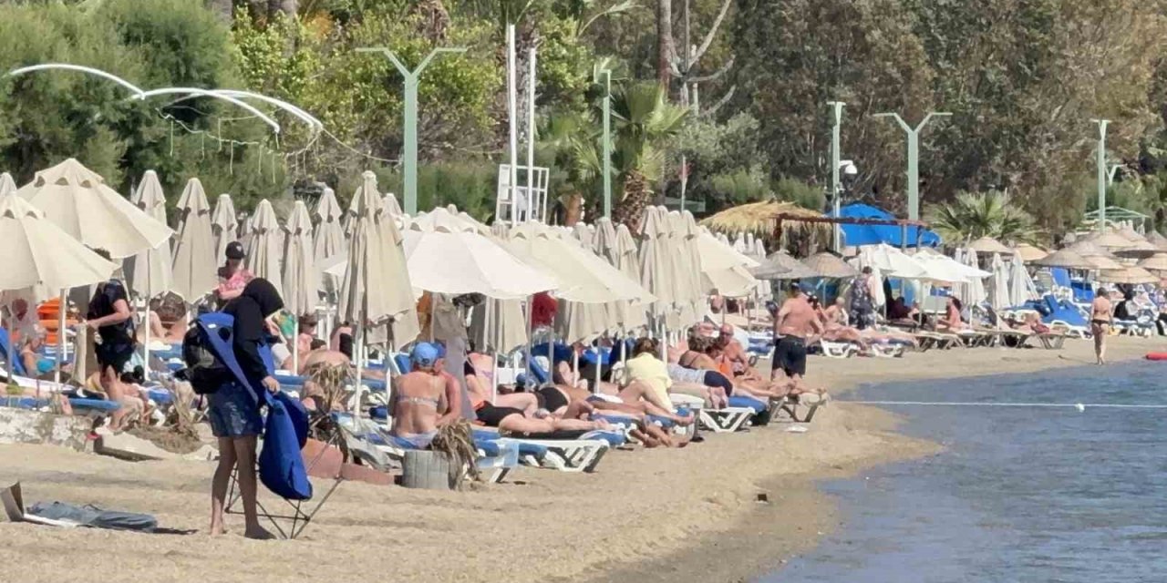 Bodrum’da yazdan kalma günler: Sahiller dolup taştı, kruvaziyerle 274 turist geldi