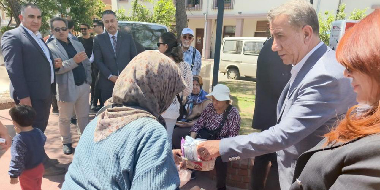 Töreni bırakıp satış yaptı: Selma Teyze Başkan’a ürün sattı