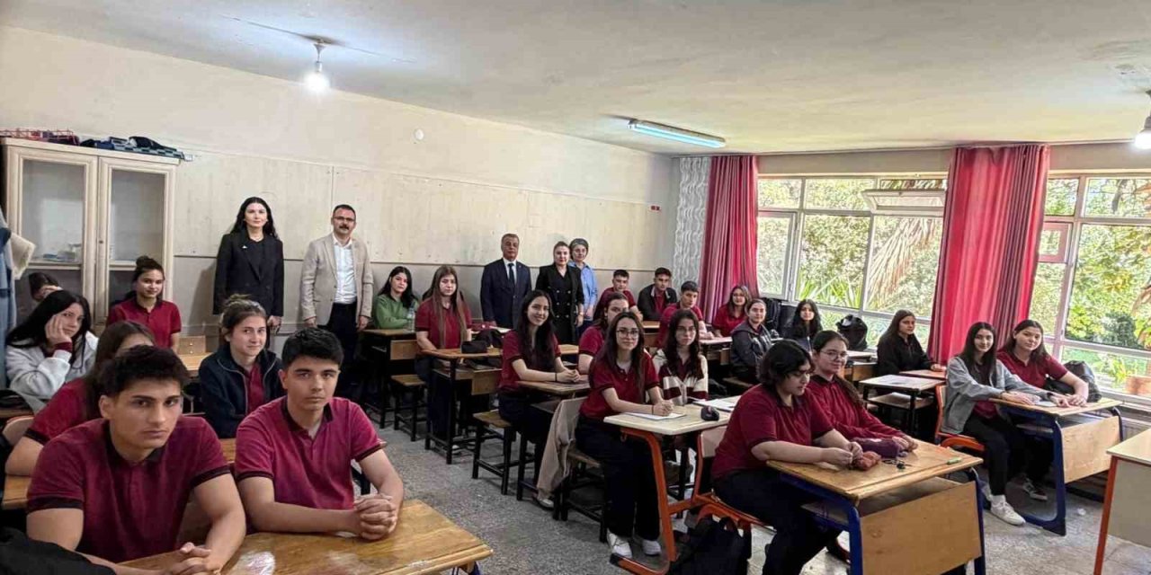 Kaymakam Ateş liseli öğrencilerle bir araya geldi