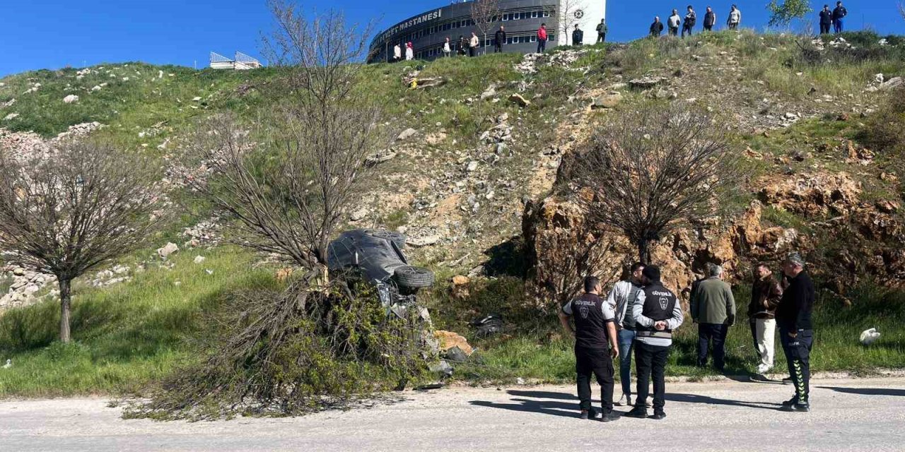 Park halindeki otomobil hareket ederek uçuruma yuvarlandı