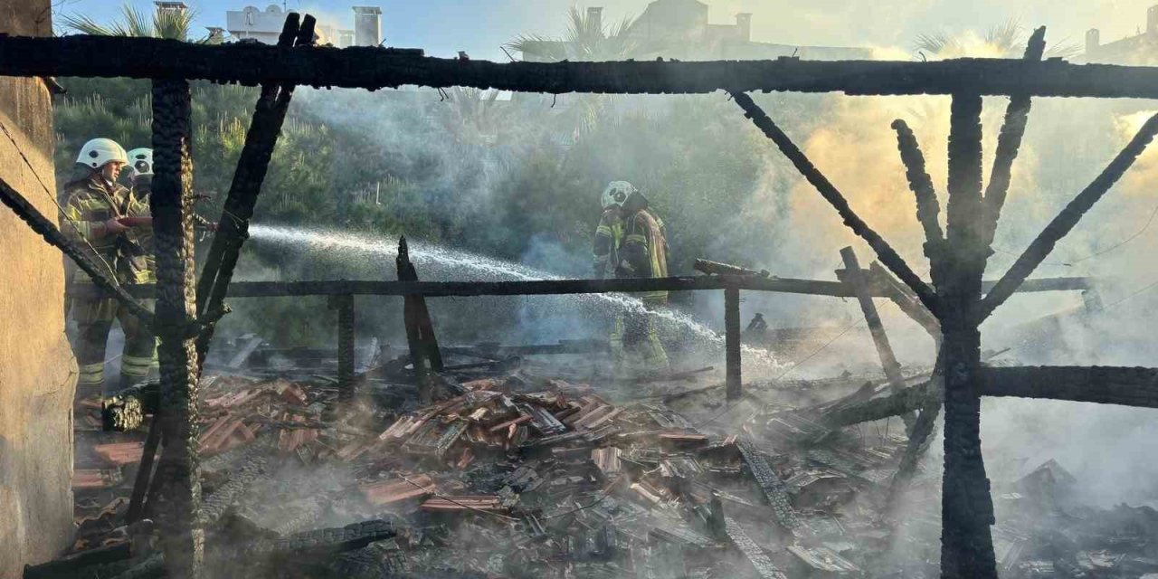 Restoran çatısı alevlere teslim oldu