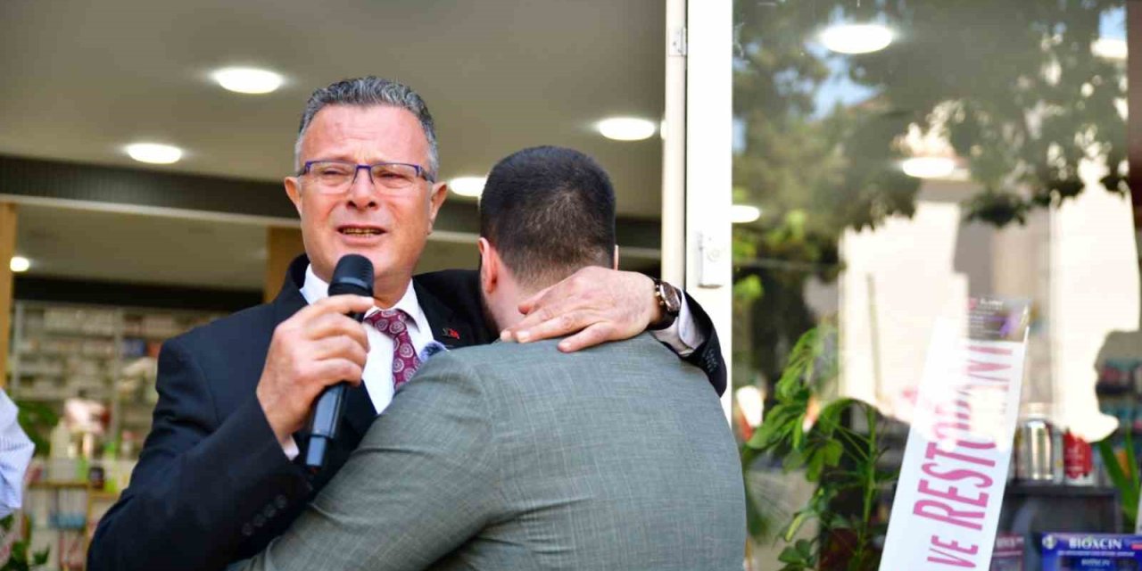 Baba-oğul açılışta gözyaşlarını tutamadı