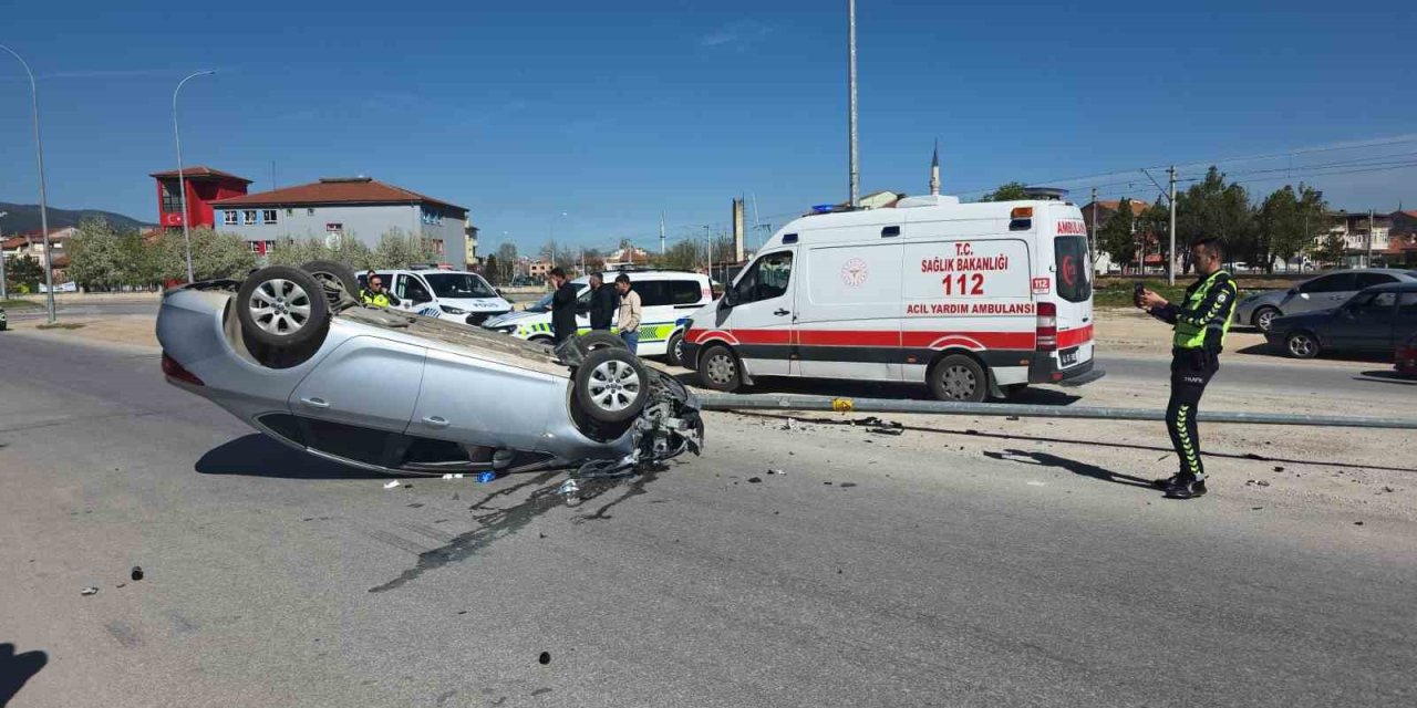 Otomobil aydınlatma direğine çarpıp ters döndü, sürücü yaralandı
