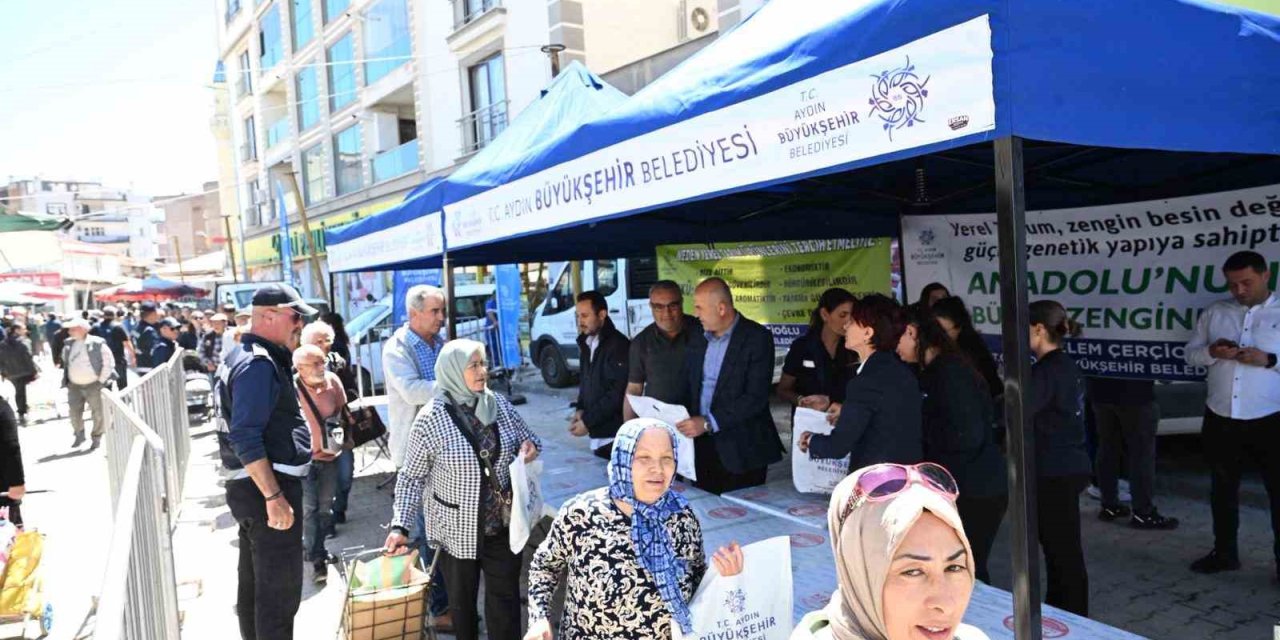Aydın Büyükşehir Belediyesi Söke’de binlerce fideyi vatandaşlarla buluşturdu