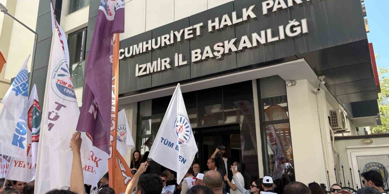 İzmir’de belediye memurları CHP’nin kapısına dayandı