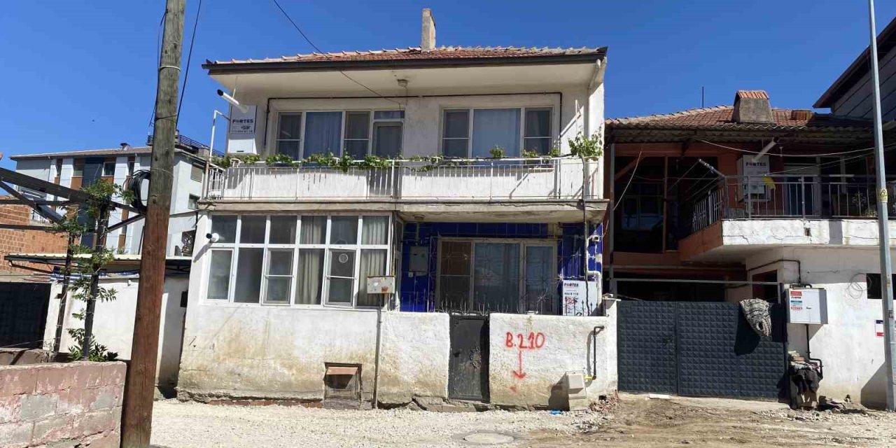 Namaz için uyandı, oğlunu banyoda ölü buldu