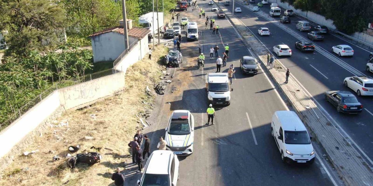 Bornova’da freni patlayan tır karşı şeride geçti: Ölü ve yaralılar var