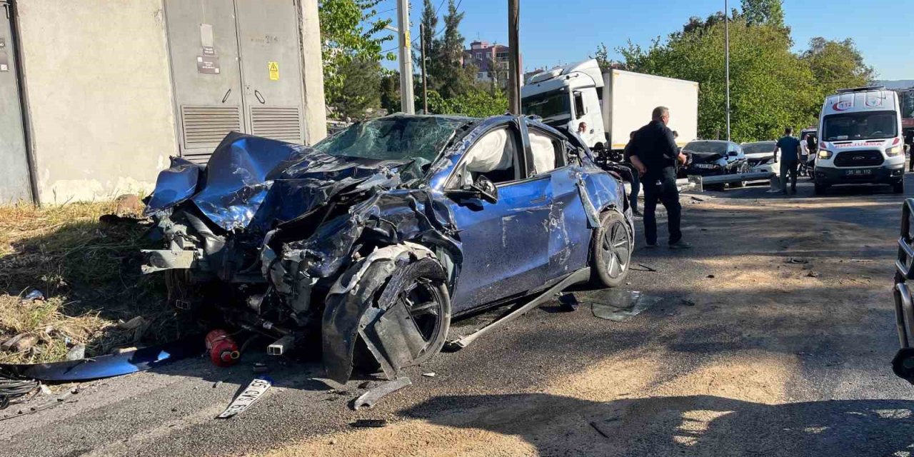 Bornova’da feci kaza: 1 ölü, 7 yaralı