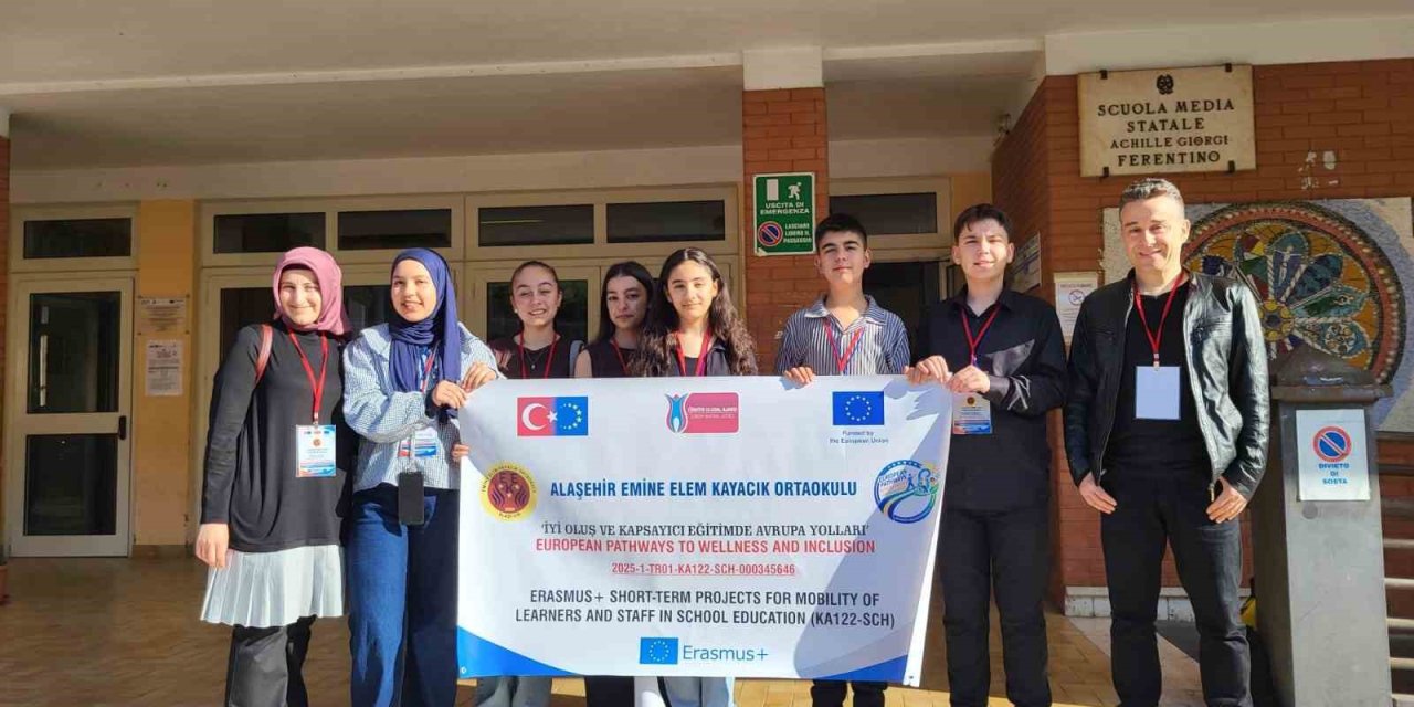 Alaşehirli öğrenciler İtalya’da Türkiye’yi temsil etti