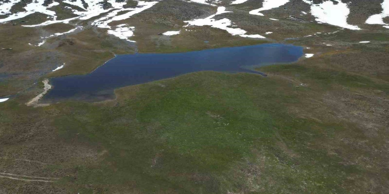 Bahar ve kış mevsimi aynı anda görüntülendi, ortaya eşsiz manzara çıktı