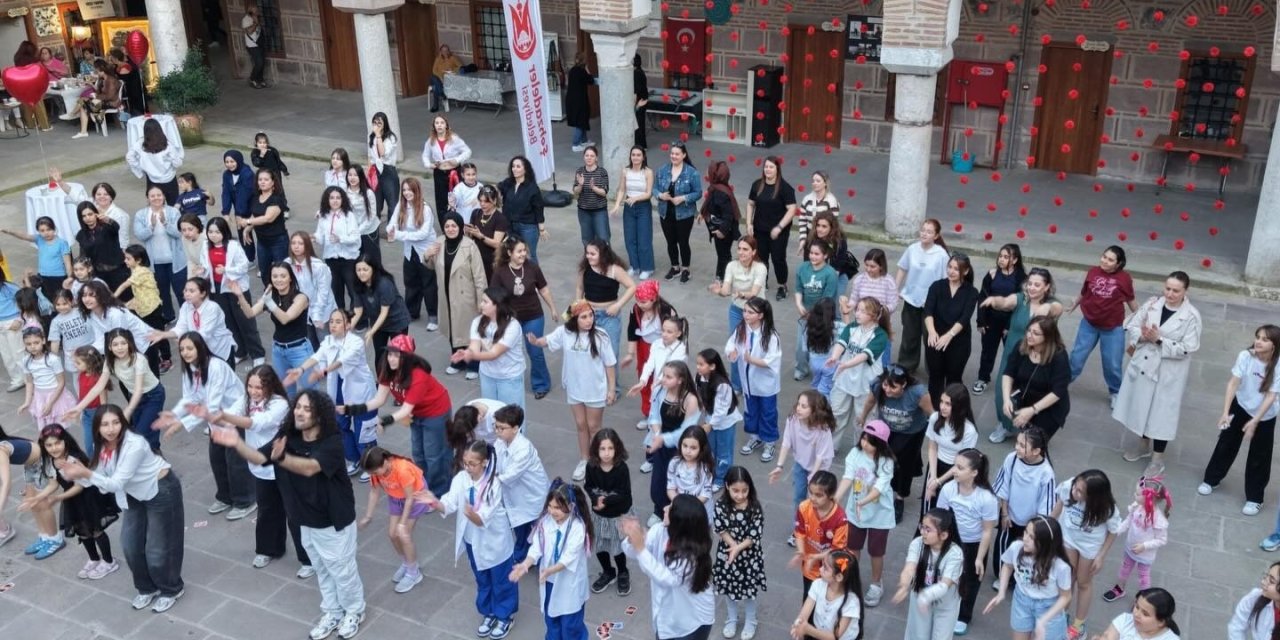 Dünya Dans Günü’nde renkli görüntüler