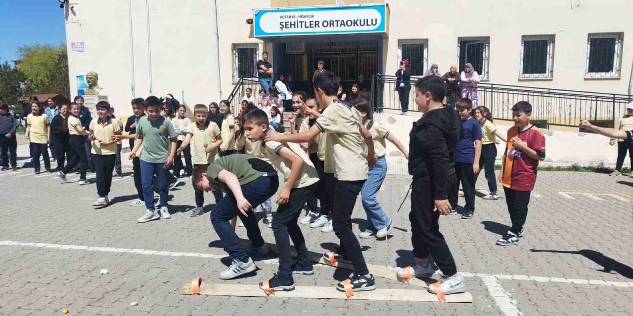 Hisarcık Şehitler Ortaokulu’nda çocuk oyunları şenliği