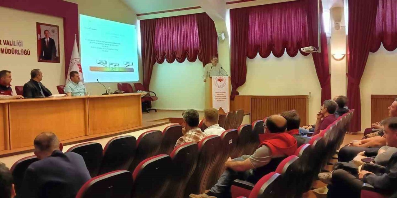 Veteriner hekimlere yönelik şap hastalığıyla mücadele toplantısı yapıldı