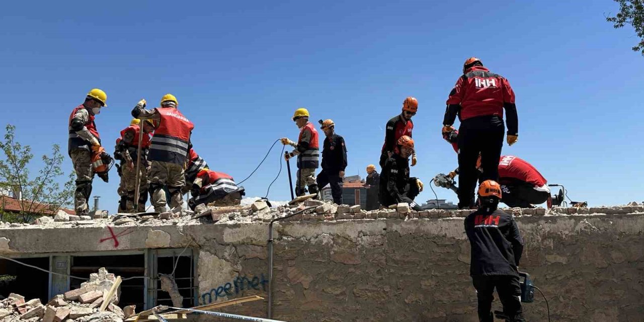 Uşak’ta gerçeği aratmayan deprem tatbikatı gerçekleştirildi
