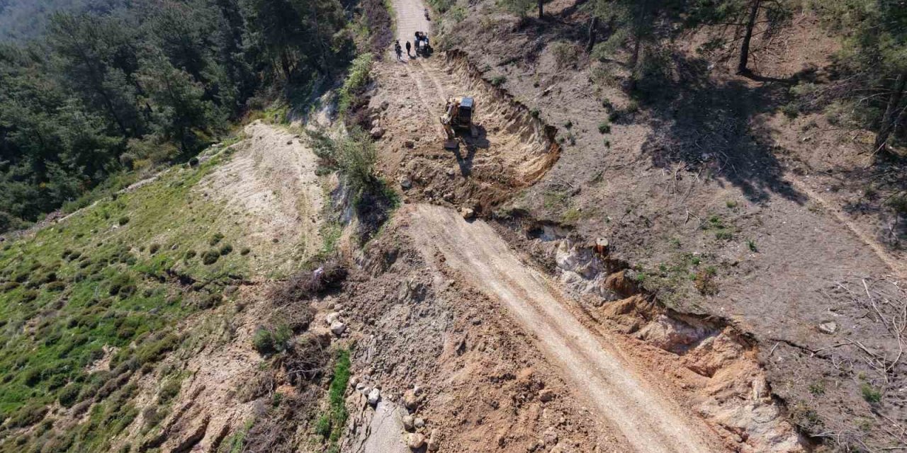 Heyelan nedeniyle kapanan Sülüklü Göl yolu ulaşıma açıldı