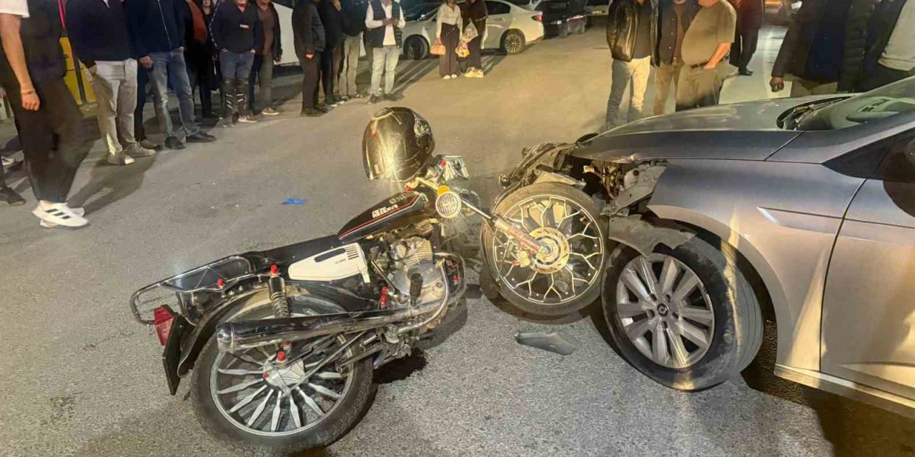 Otomobilin motosikletle çarpıştığı kaza güvenlik kamerasında
