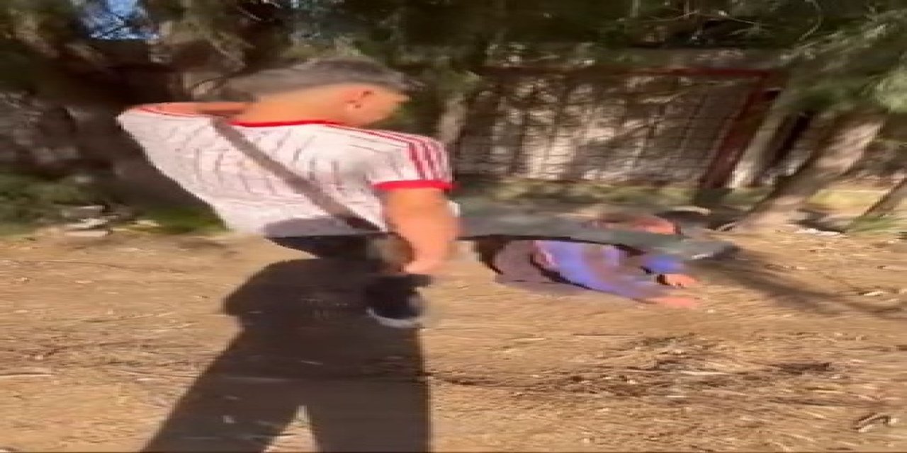 Sokakta uyuyan yaşlı adamın yüzüne tekme atıp sosyal medyada paylaştılar