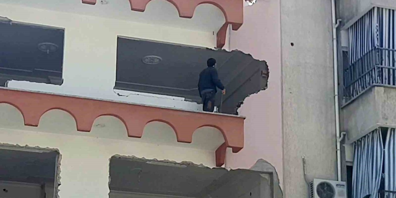 Güvenlik önlemleri alınmadan yapılan bina yıkımı tehlike saçtı