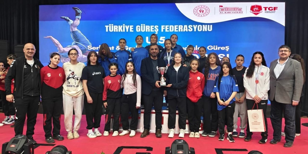 Afyonkarahisarlı sporcular Kars’ta ki güreş şampiyonasından madalyalarla döndü