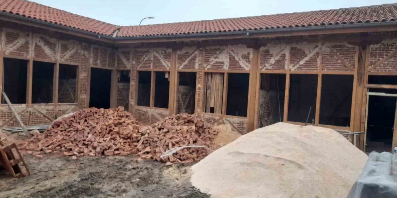 Tarihi Emet Hanı’nda restorasyon çalışmaları sürüyor